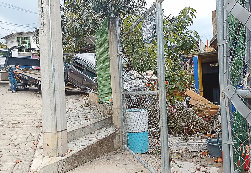 La camioneta se metió a la vivienda en la colonia Loma Linda.