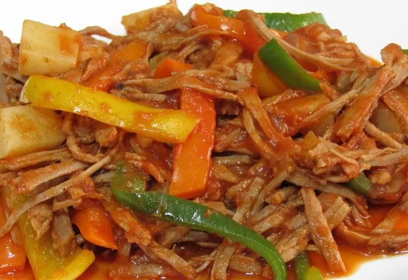 Se trata de carne de res deshebrada preparada con verduras, principalmente.