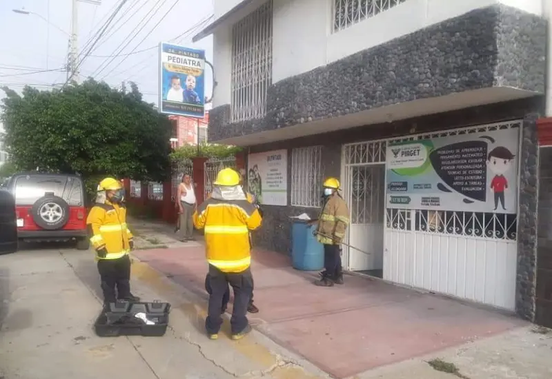 Bomberos intentan sofocar fuego en vivienda