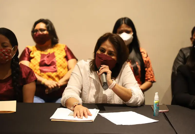 Funcionaria hablando antes el Tribunal
