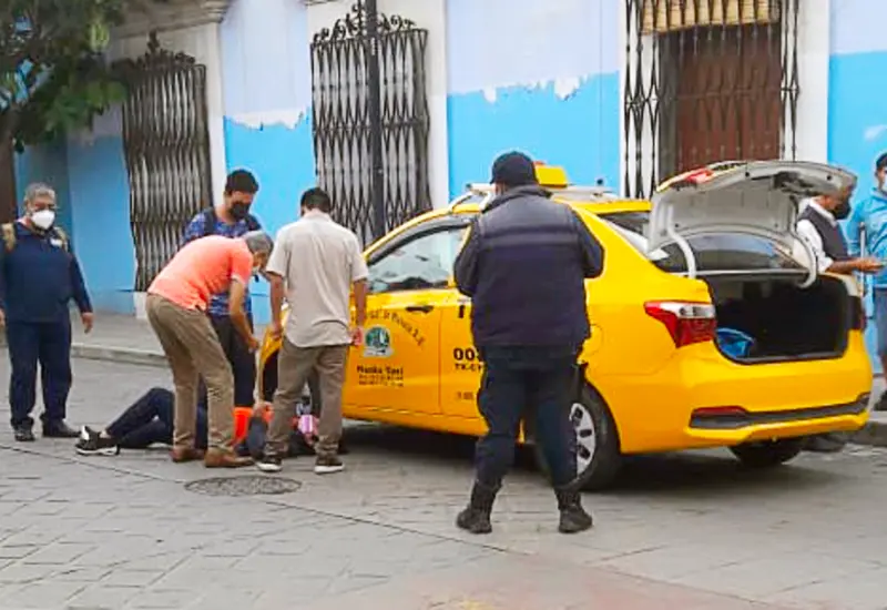 Mujer en el asfalto después de ser atropellada