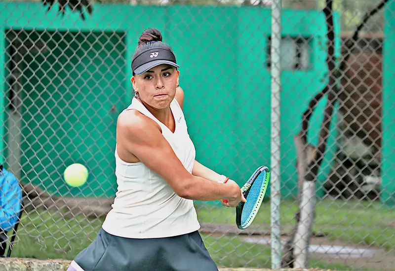Tenista en campeonato Independencia de Oaxaca.