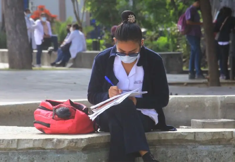 Trabajadora de salud tomando nota