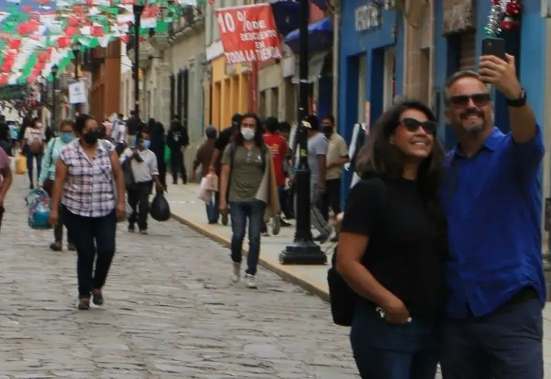 Turistas visitando el centro de la ciudad de Oaxaca