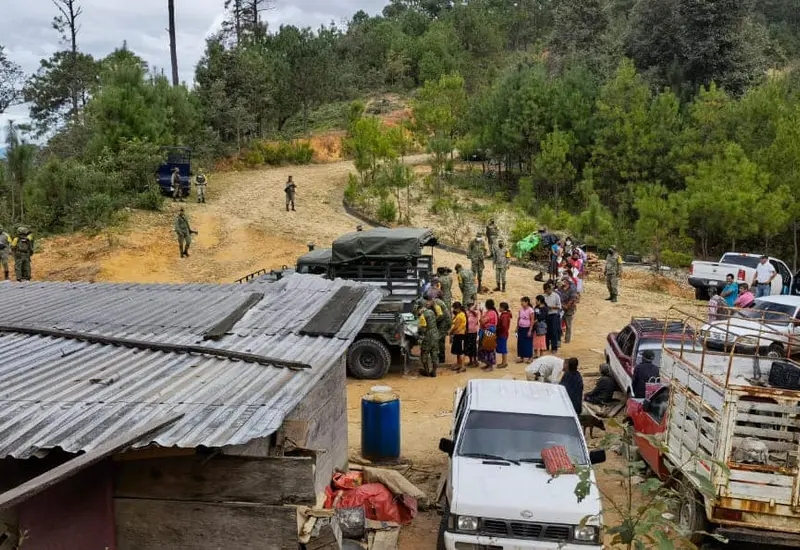 Habitantes triquis vacunados por ejército mexicano