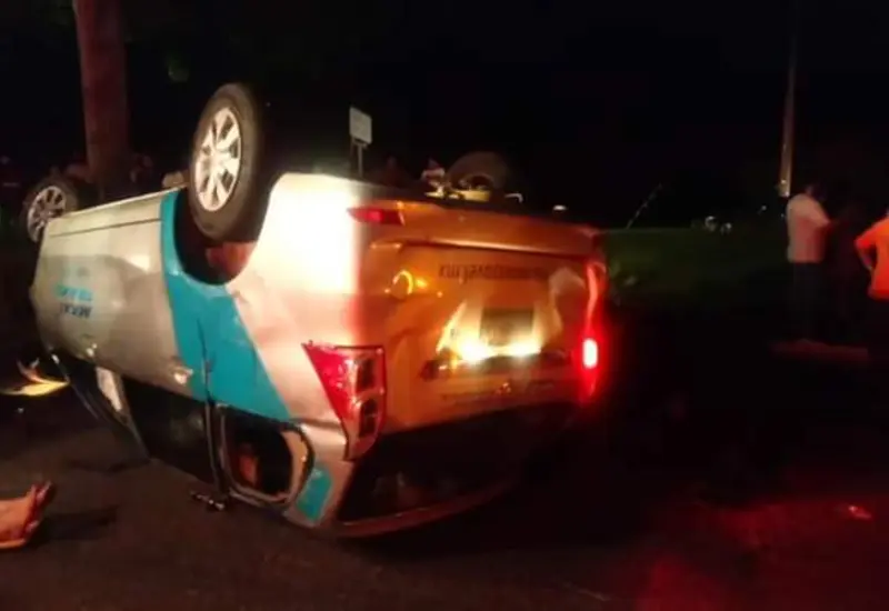 Camioneta volcada