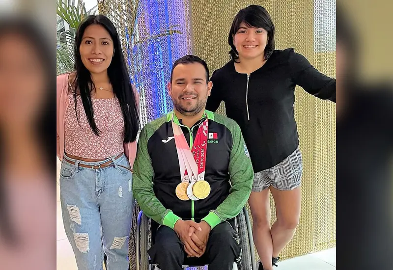 Yalitza Aparicio a lado de la gimnasta Alexa Moreno y el campeón de paranatación en Tokio 2020, Diego López.