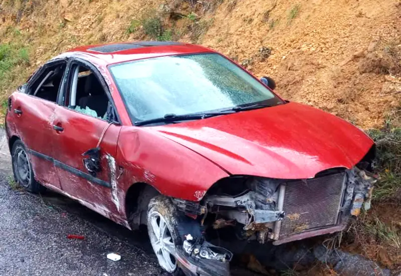 El auto siniestrado en la Cuesta de Ocotlán terminó con daños cuantiosos.