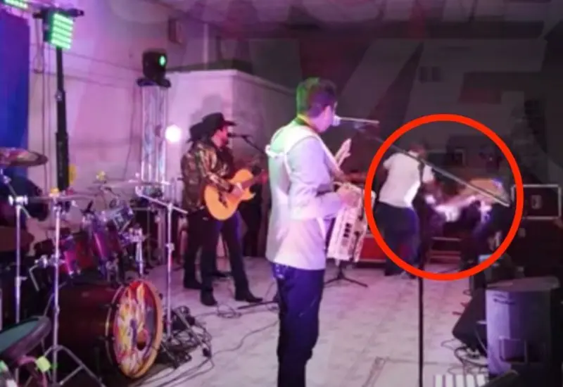 hombre-acuchilla-mujer-en-concierto