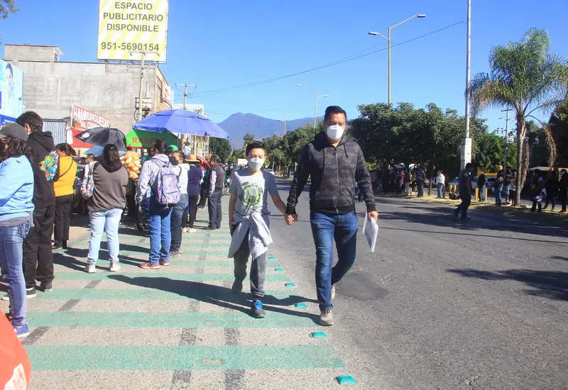adolescente_en_fila_para_vacuna
