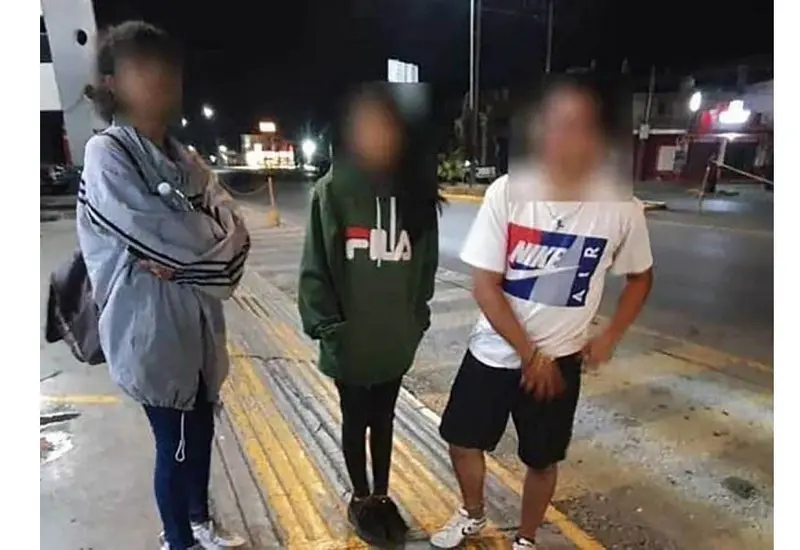Amigos abandonan a joven