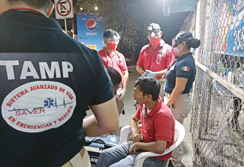 personal-medico-atiende-a-sujeto-ebrio