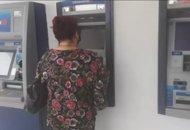 mujer-en-cajero-atm