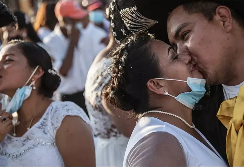 pareja-besandose