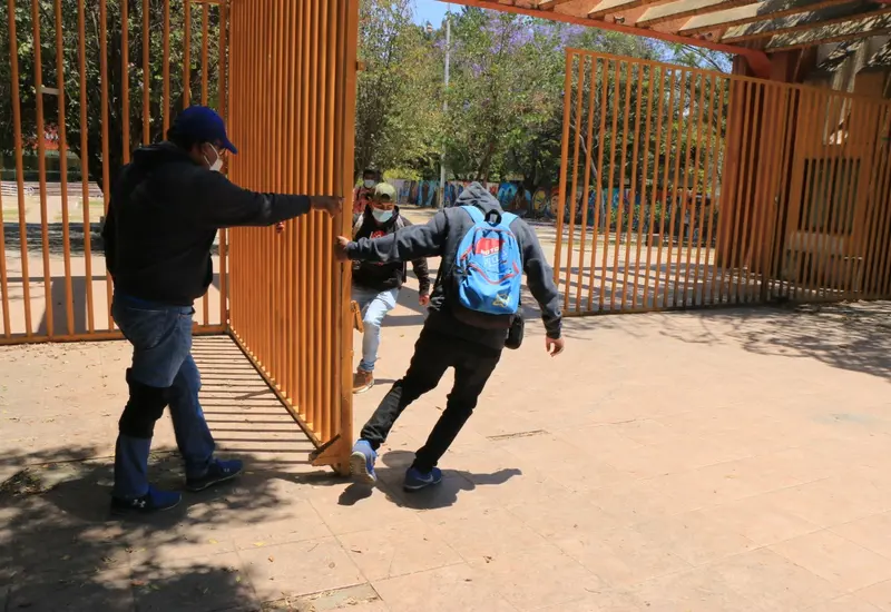 porro-cerrando-puerta-uabjo