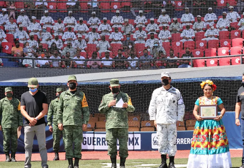 soldados-en-estadio-de-beisbol