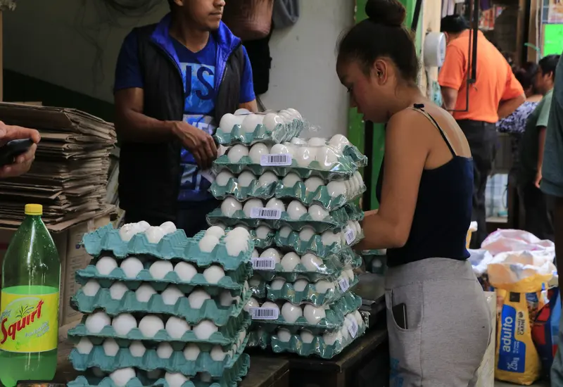 mujer-comprando-huevo