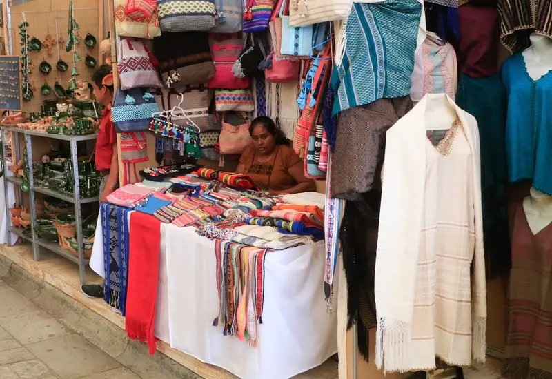 artesana-con-bordados