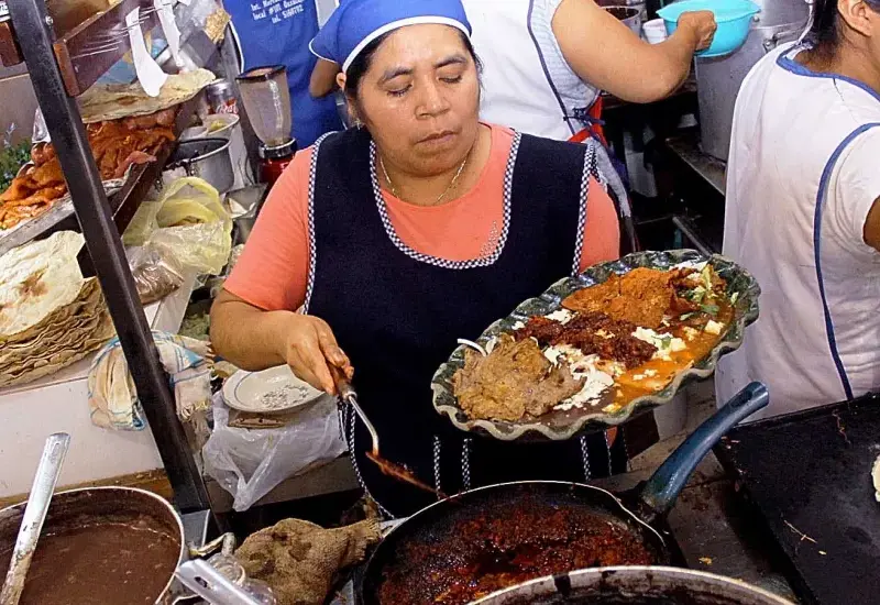 mujer-preparando-tlayuda