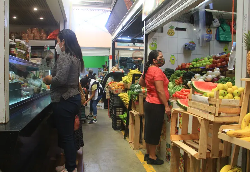 persona_comprando_en_el_mercado