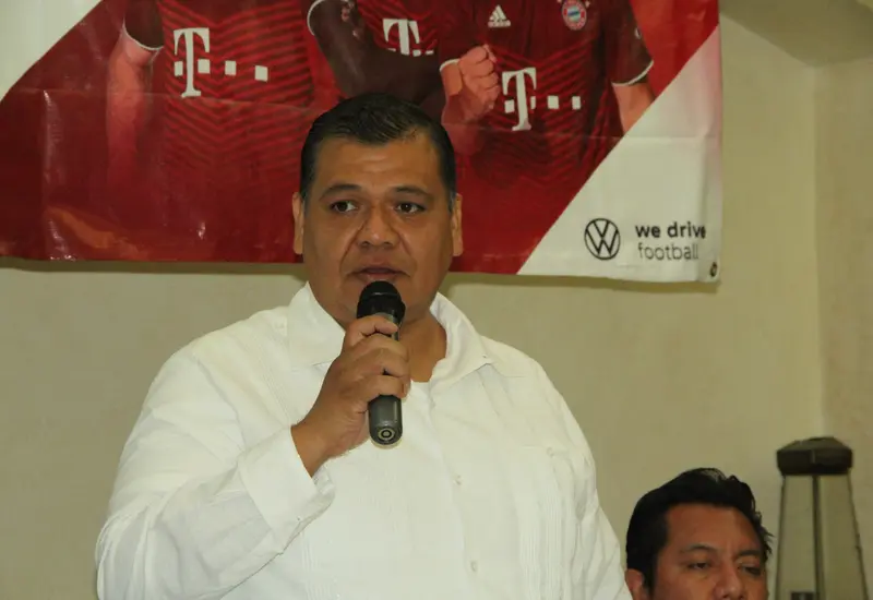 oscar-solorzano-hablando-en-microfono