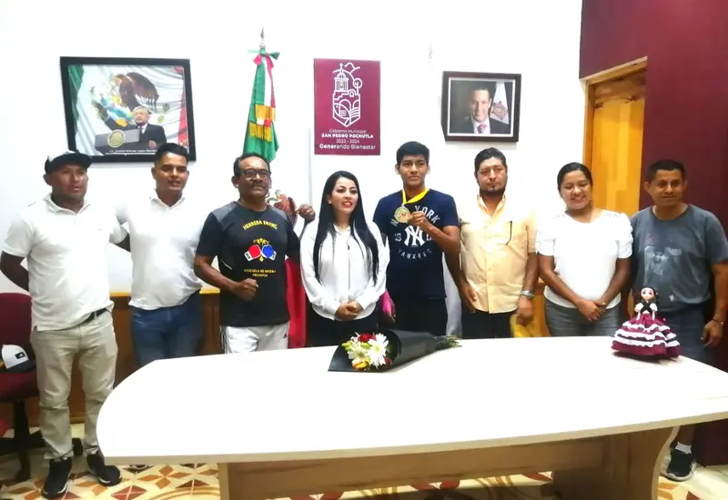 El pugilista fue recibido para la foto del recuerdo.