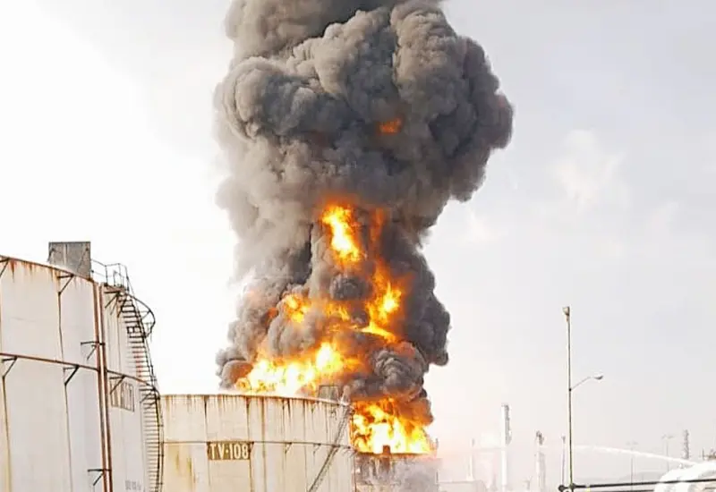 columna_de_humo_en_refineria