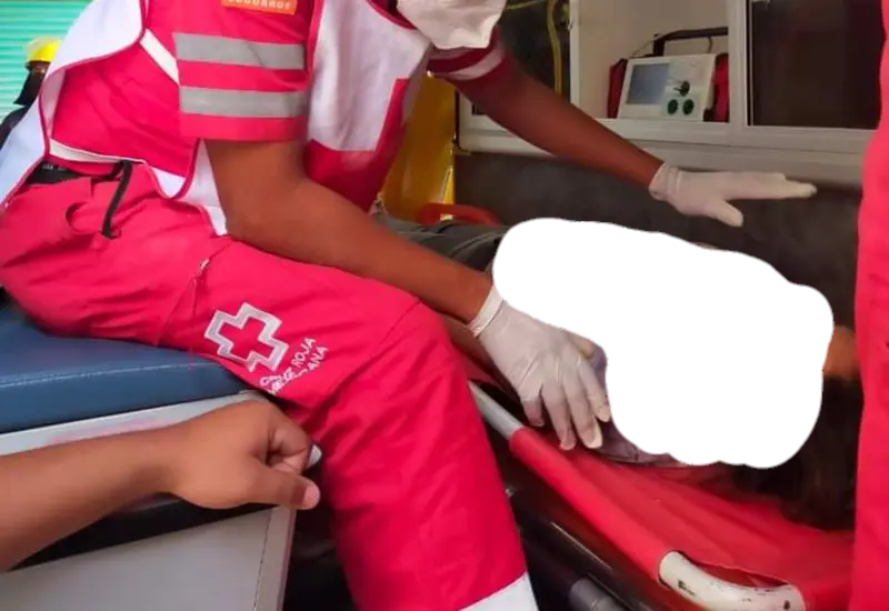 personal-medico-auxilia-a-accidentado