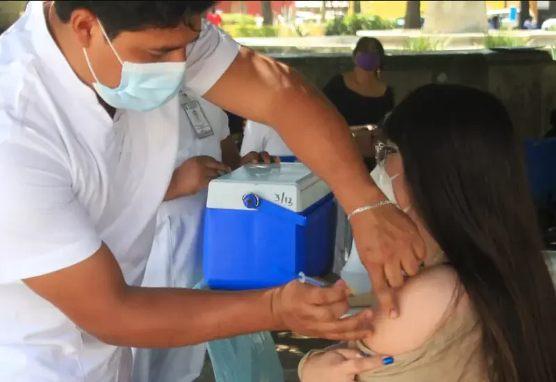 personal-medico-vacunando