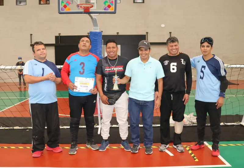 El subcampeón Oaxaca a lado de organizadores y árbitros en la foto del recuerdo