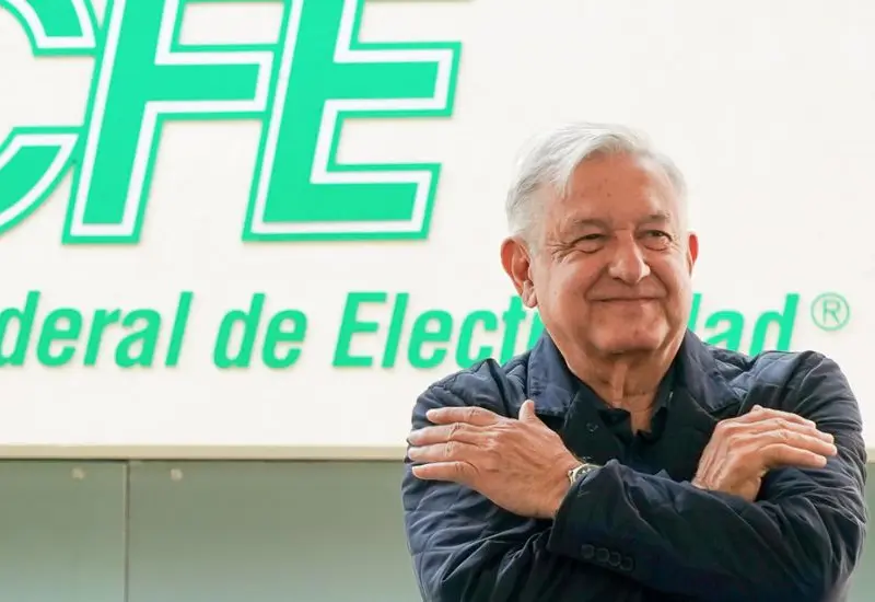 amlo_frente_a_letrero_de_cfe