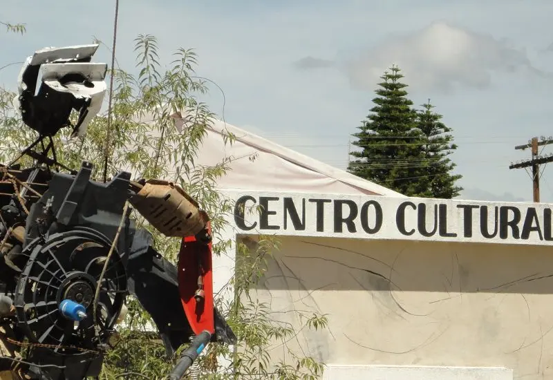 escultura_frente_a_centro_cultural