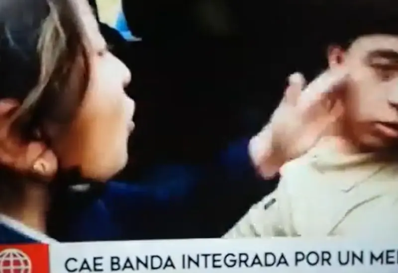 mujer reprende a su hijo por robar