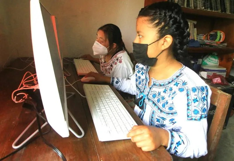 niños_aprendiendo_frente_a_computadora