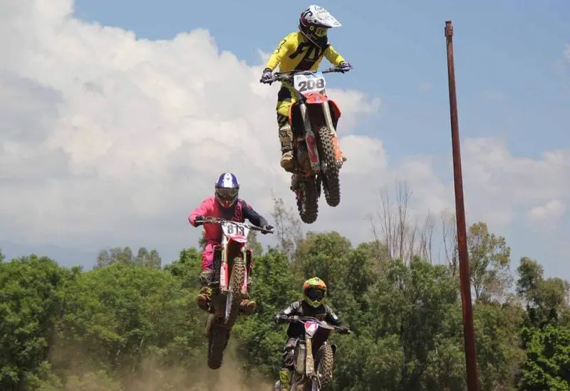 motociclistas_saltando