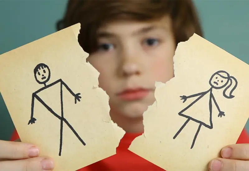 niño_rompiendo_dibujos