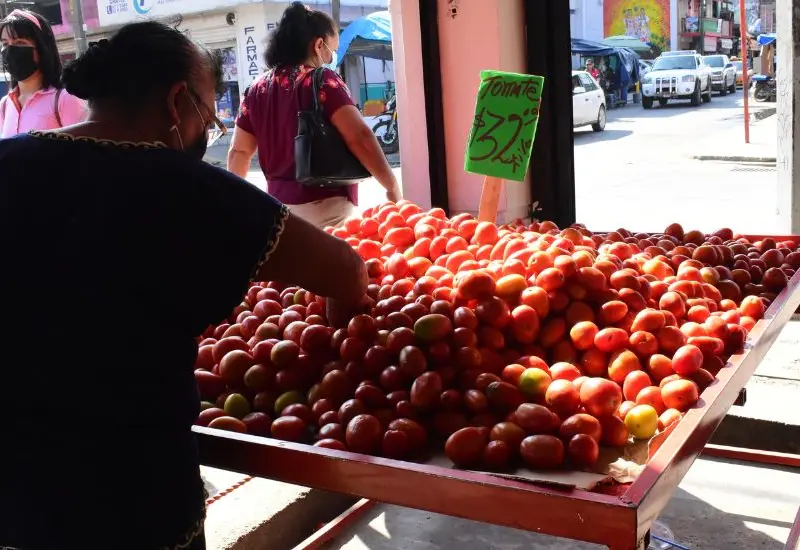 señora_comprando_tomates