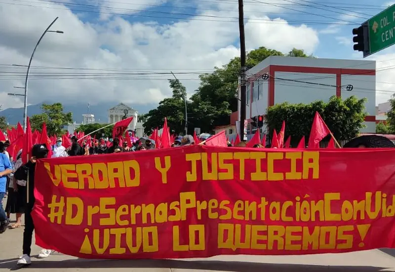 miembros_del_sol_rojo_marchan_en_oaxaca