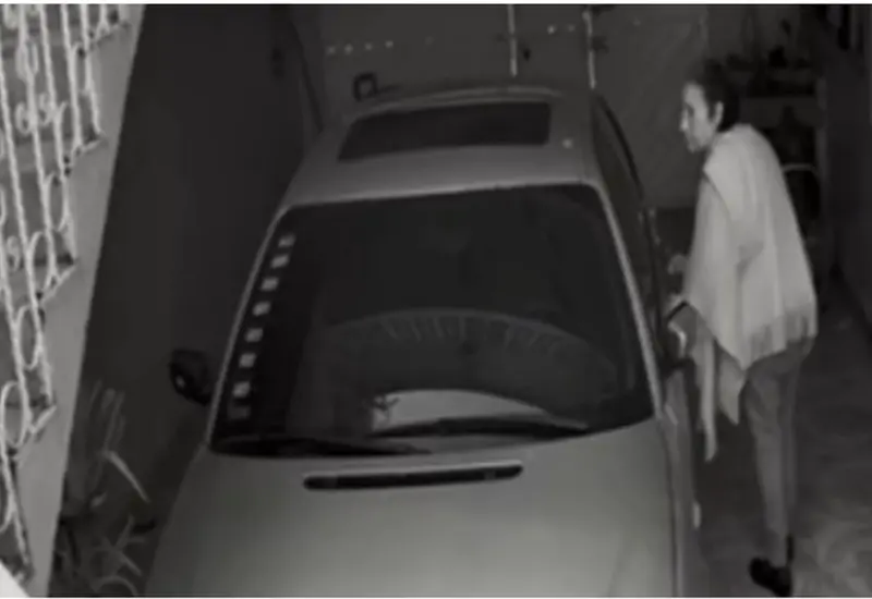 La mujer aprovechó que era de noche para vandalizar la unidad de motor.