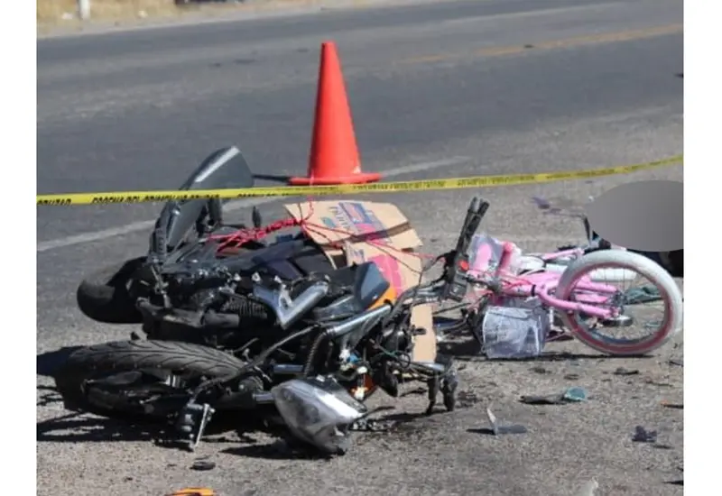 El motociclista cayó a la cinta asfáltica mientras su unidad quedó destrozada.