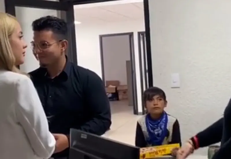 Al parecer el niño no se percata de que se celebraba una boda en la oficina.