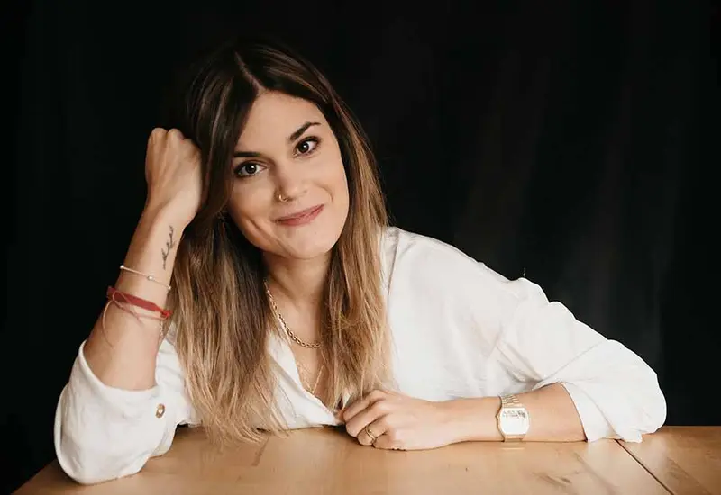 Elvira Sastre comenzó a escribir a los 15 años y continúa desde entonces.