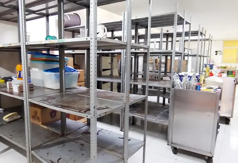 estantes_medicina_vacios