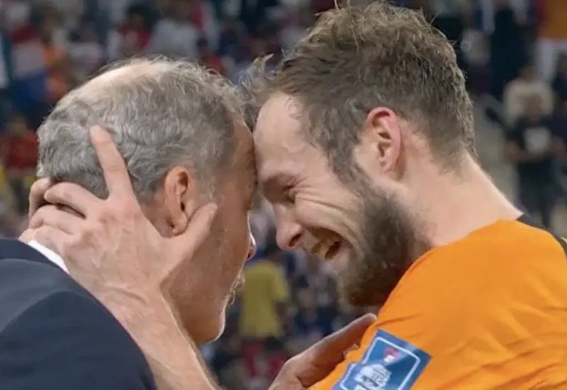 jugador-abraza-persona
