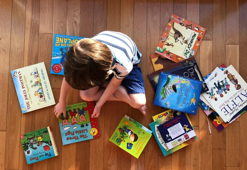 nina_con_libros
