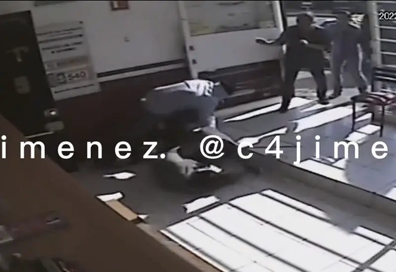 Los gritos de la mujer hacen que algunas personas se asomen a local, pero solo se quedan observando sin intervenir.