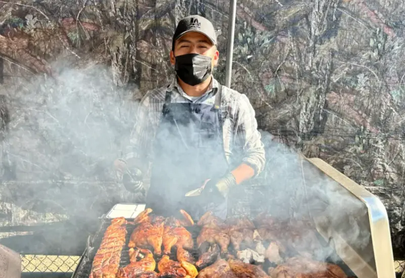 vendedor-pollos-asados-calle