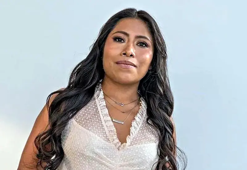 Desde su cuenta de TikTok la también actriz de "Mujeres Asesinas" presumió sus mejores pasos y posó con un look muy relajado y diferente. 