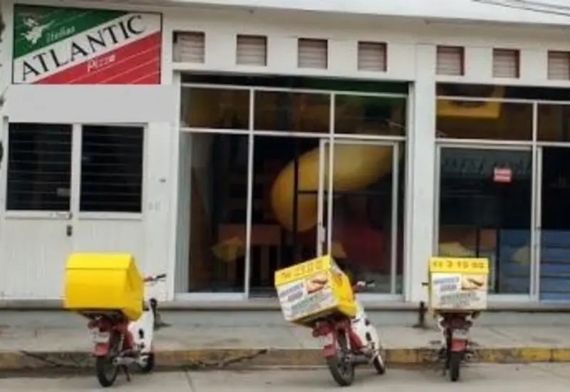 Motos afuera de pizzería