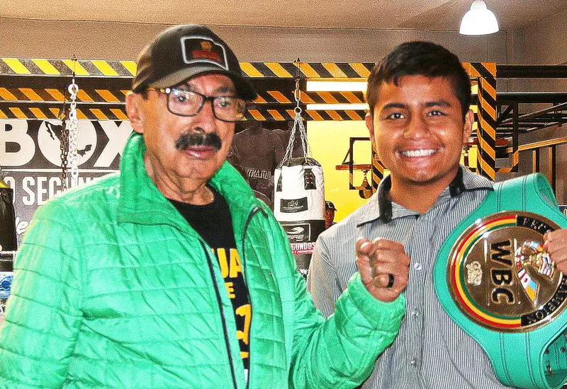 Nene-Robles-pelea-profesional 